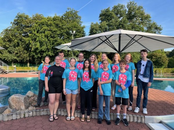 Die Helferinnen und Helfer freuen sich über die gelungene Aktion "Bad Salzuflen lernt schwimmen". - © Stadt Bad Salzuflen