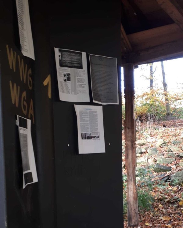 Solche Plakate wurden an einen Holzunterstand am Hermannsdenkmal geklebt. - © Leserfoto