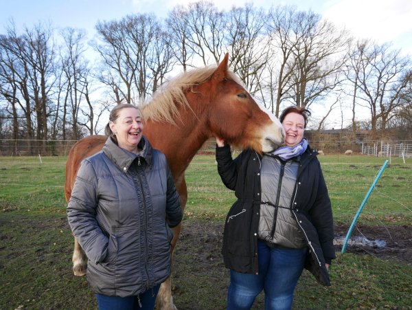 Annette Arkenberg und Birte Hanczuch leiten den Verein Halona MuT und geben ganz vielen unterschiedlichen Tieren ein neues Zuhause auf dem Tierhof in Diepenau. - © Sonja Vollmer