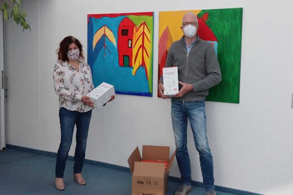 Barbara Milde nimmt die FFP 2-Masken von Markus Karthaus in Empfang. - © Stiftung Eben-Ezer