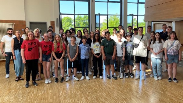 Als Anerkennung ihrer Leistungen hatte die Stiftung „Ohne Fleiß kein Preis“2023 in der Aula des Schulzentrums Aspe in Bad Salzuflen insgesamt zwölf Einzelpersonen sowie sieben Gruppen ausgezeichnet. - © Stiftung „Ohne Fleiß kein Preis“