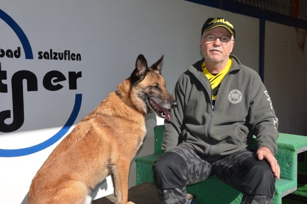 Volker Möwe mit seinem Belgischen Schäferhund Nick. - © Georg Kälble