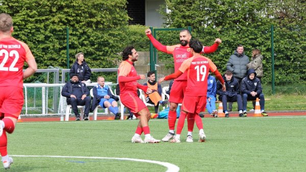 Detmolds Zalem Özmen lässt sich für sein 40-Meter-Tor im Spiel gegen den FC Bad Oeynhausen feiern. - © Oliver König
