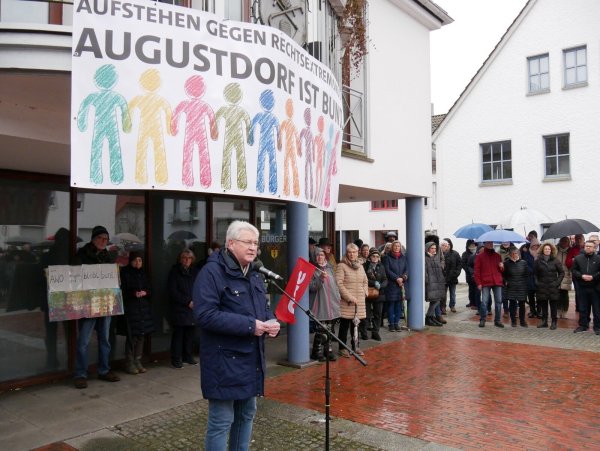 "Augustdorf ist bunt". Bürgermeister Thomas Katzer ist stolz darauf, das 68 Nationen in Augustdorf freidlich zusammenleben und sich kulturell bereichern. - © Thomas Krügler