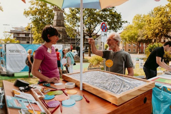 Das Beteiligungsmobil der Planungsgruppe Stadtbüro lädt in Lemgo zum Mitmachen ein. - © Planungsgruppe Stadtbüro