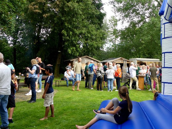 Ein ganzes Dorf feiert seine 50 Jahre alte Parkanlage an der Grillhütte. - © Rudi Rudolph