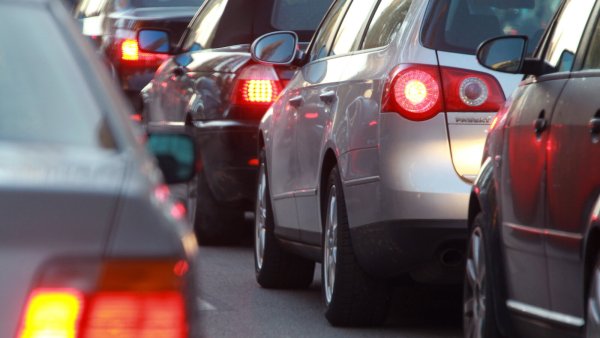 Zum Tag der Bundeswehr am vergangenen Samstag in Augustdorf hat sich der Verkehr über mehrere Kilometer bis in die angrenzenden Ortschaften gestaut. Viele Besucher sind nach stundenlanger Wartezeit wieder umgekehrt. - © Symbolbild: Stephan Jansen/dpa