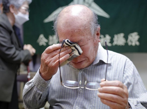 Shigemitsu Tanaka, der 83-jährige Direktor des Rates der Atombombenüberlebenden von Nagasaki, vergießt eine Träne nach der Vergabe des Friedensnobelpreises. - © picture alliance/dpa/kyodo