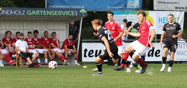 Lipperreihes Trainer Mirco Westermeier sitzt direkt am Spielefleldrand und beobachtet genau die Szenen. - © Oliver König