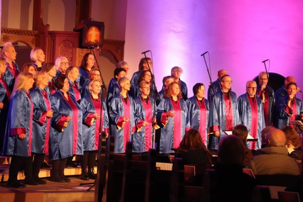 Die 32 Sängerinnen und Sänger des Gospelchores „InJoy“ mit dem scheidenden Leiter Marcus Linnemann verwandelten am Sonntag die Helpup Kirche in einen wahren Konzertsaal.
Foto: Knut Dinter - © Knut Dinter