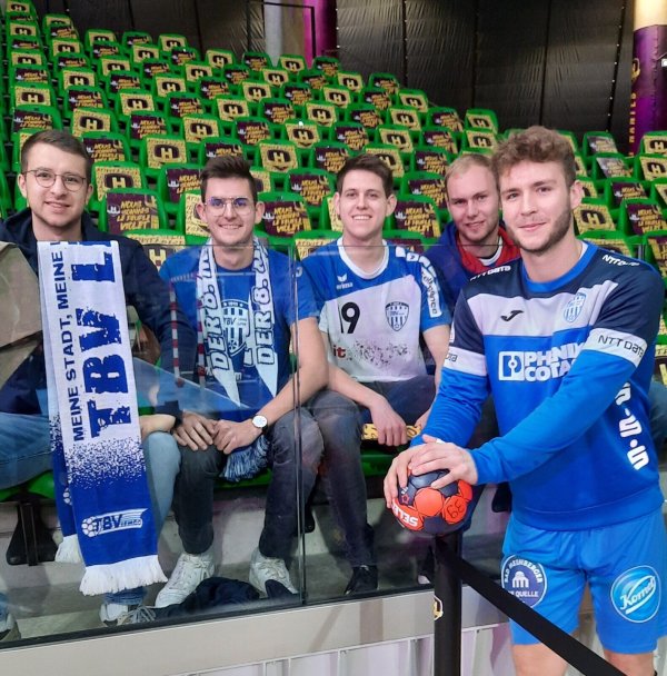 Das sind echte Kumpels: Vier ehemalige Mitspieler feuerten Michel Reitemann in der H-Arena von Nantes an und sahen einen wunderbaren Treffer zum 20:17 vom TBV-Kreisläufer. - © TBV Lemgo Lippe/Kerstin Diekmann