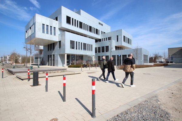 Per Poller und Pömpel wird die Campusallee seit einem Jahr in Höhe des "Innovation Spin" gesperrt. Schräg nach links verläuft der "Ostboulevard". Welche Folgen die Sperrung hat, wird noch einmal unter die Lupe genommen. - © Jens Rademacher