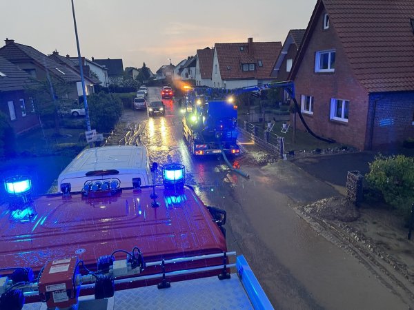 In Lage müssen nach dem Starkregen am 22. Mail Keller ausgepumpt werden. - © Feuerwehr Lage