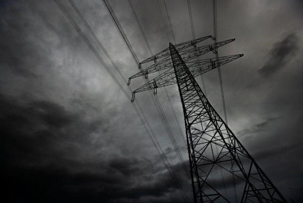 Düstere Aussichten - der Strom wird immer teurer. Die Kosten für die Netznutzung steigen. Die IHK hat die Preise verglichen und kommt zu dem Schluss, dass die Weettbewerbsfähigkeit der Unternehmen in Gefahr ist. - © (c) Copyright 2022, dpa (www.dpa.de). Alle Rechte vorbehalten
