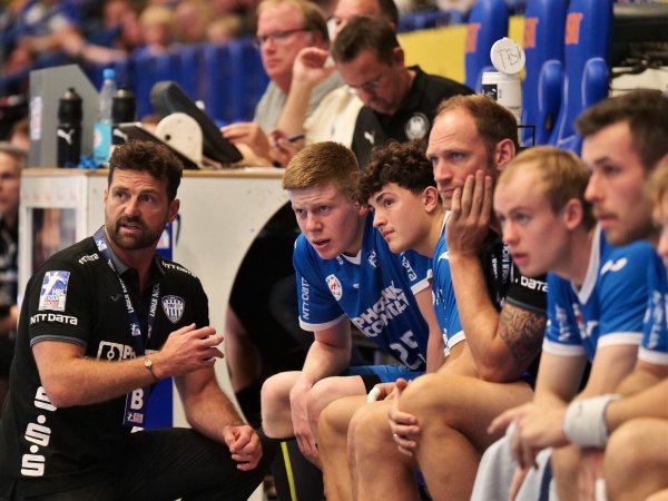 Volle Aufmerksamkeit: Trainer Florian Kehrmann (links) schaut zusammen mit Niels Versteijnen und Thomas Houtepen genau hin. Foto: Jörg Hagemann - © Jörg Hagemann
