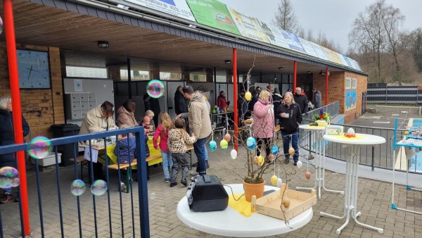 Seifenblasen gehören beim Osterspaß im Waldfreibad Hörste dazu, außerdem gibt es Karsamstag, ein Bastelangebot, Spielstationen und Spaß mit Jens Heuwinkel. - © Archivfoto: Astrid Sewing