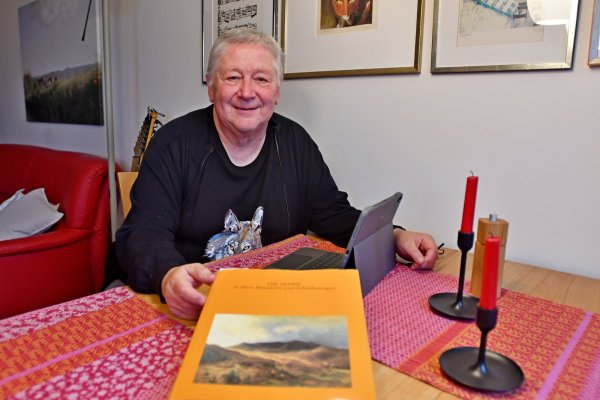 Passend zum Titel seines neuen Krimis trägt Jörg Czyborra ein T-Shirt mit dem Porträt eines Wolfes. - © Gunter Held