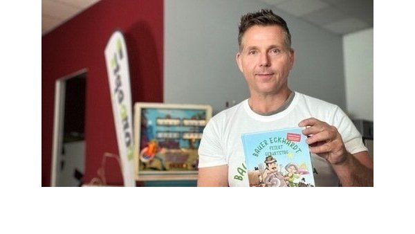 Der Detmolder Autor Stephan Haase mit seinem interaktiven Kinderbuch "Bauer Eckhardt feiert Geburtstag". - © Verlag Concept7