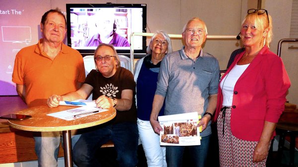 Sie bereiteten dem Schlänger Publikum einen höchst amüsanten und informativen Abend: Michaela Weigel (von rechts), Rainer Voß, Astrid Raasch und Martin Nowosad. Mit dabei Hermann Meyer vom Heimat- und Verkehrsverein. - © Rudi Rudolph