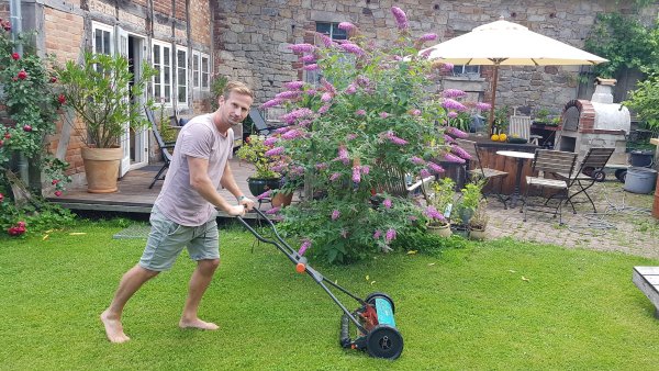Schont die Nerven der Nachbarn, so ein motorloser Rasenmäher. Timo Broeker werkelt für sein Leben gern in Haus und Garten, treibt aber auch leidenschaftlich Sport. - © Marianne Schwarzer