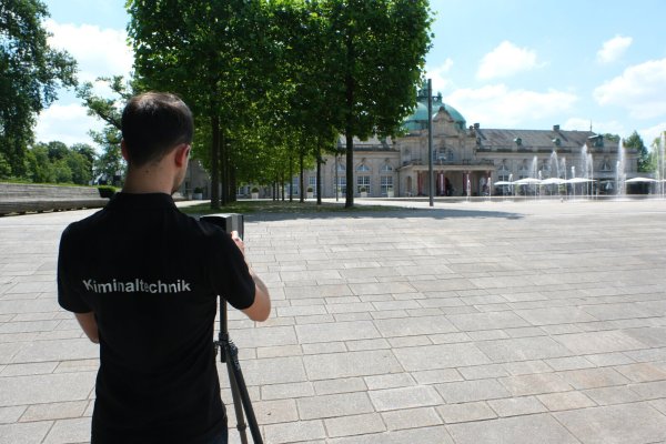 Kriminaltechniker machten am Anfang der Woche dreidimensionale Fotoaufnahmen vom Tatort vor dem Kaiserpalais. Foto: - © Ulf Hanke