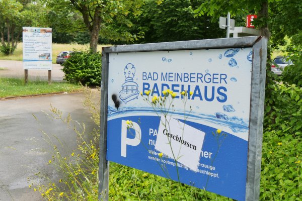 Kann das Badehaus durch einen Interimsbetrieb auf Sparflamme bis zur Sanierung geöffnet werden, wie es die Interessengruppe vorschlägt? Der Investor hält das nicht für sinnvoll. - © Jost Wolf