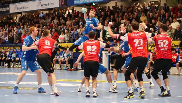 Der goldene Schuss: Emil Buhl Laerke steigt hoch und "schweißt" den Ball zum entscheidenden 26:24 ins Netz. - © Jörg Hagemann