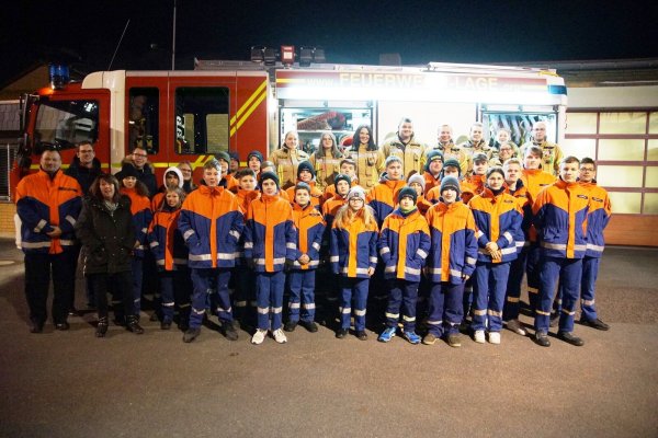 Startklar: Sechs Gruppen der Jugendfeuerwehr hat 300 Tüten mit Leckereien an bedürftige Senioren ausgeliefert. Bürgermeister Matthias Kalkreuter, (hintere Reihe, Zweiter von links), und die Fachgruppenleiter Diemo Dölle (Dritter von links) und Organisatorin Corinna Vogt (vorne, Zweite von links) bedanken sich für die Hilfe. - © Stadt Lage/Ulrike Busse