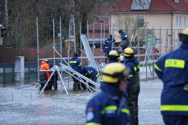 Einsatzkräfte des THWs Lemgo halfen auch beim jüngsten Hochwasser in Rinteln. Jetzt hofft der Ortsverband selbst auf Hilfe. - © Freitag TV
