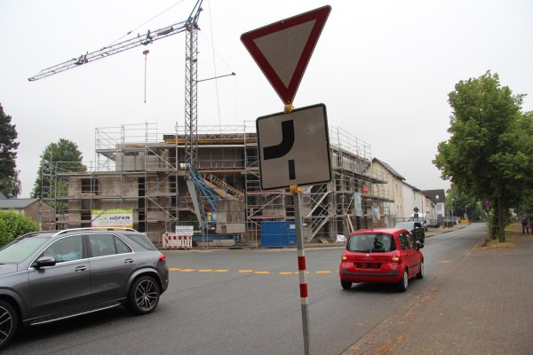 Wegen der Baustelle und dem Kran wurde die Verkehrsführung an der Kreuzung Spiegelberg/Vogelsang geändert. Verkehrsteilnehmer aus dem und in den Vogelsang sind derzeit vorfahrtsberechtigt. - © Nadine Uphoff