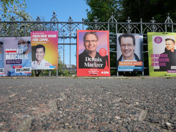 Wahlplakate verschiedener Parteien. - © Till Sadlowski