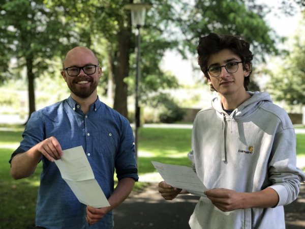 Im Sommer 2021 sahen Felix Rullmann (links) und Thomas Duderstedt von den Jusos noch Licht am Ende des Tunnels. Inzwischen hat sich der Vorschlag, den Abteigarten heller zu beleuchten, zerschlagen. - © Till Brand