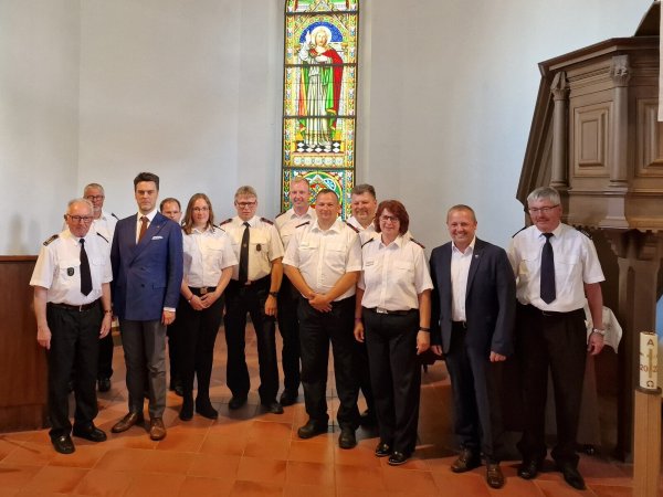 Beim 9. Kreisjugendfeuerwehrtag wurde Bilanz der Corona-Jahre gezogen. Mit dabei waren auch der stellvertretende Landrat Robin Wagener (Dritter von links) sowie Kalletals Bürgermeister Mario Hecker (Zweiter von rechts). - © Feuerwehr Lügde