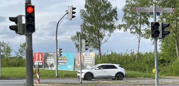 Bei der nächsten Wahl in 2025 droht den Grünen ein Crash, wenn die Stimmung gegen die Partei sich nicht deutlich ändert. Hier war noch alles halbwegs ok: Europawahl an der Kreuzung Richtung Diestelbruch. - © Axel Bürger