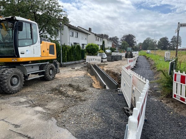 Die Dorfstraße in Ehrentrup im Bereich der Abzweigung Kiesweg ist aufgerissen worden, um eine Großprofilrinne zu verlegen. - © Stadt Lage