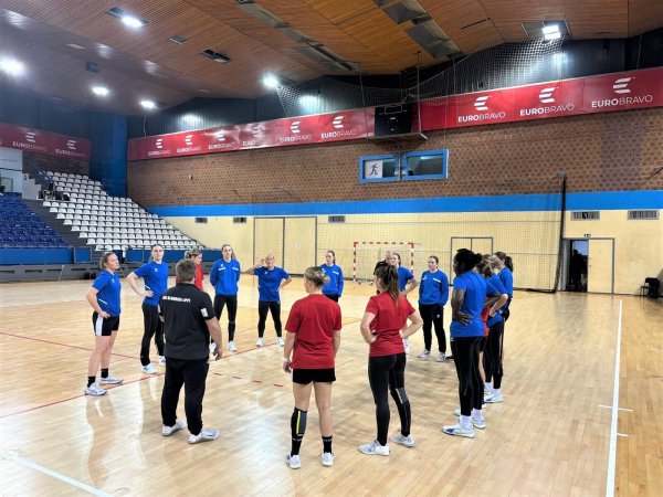 Trotz einer Niederlage bei Roter Stern Belgrad ist die HSG Blomberg-Lippe in die nächste Quali-Runde eingezogen. Das Bild zeigt das Team vor der Trainingseinheit in der Halle „Sportski Centar Vozdovac“. - © Oliver Lippert