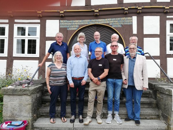 Das Foto zeigt den Lenkungsausschuss zur Planung des Dorfjubiläums. Vordere Reihe v.l.n.r. Vera Sarembe-Ridder, Rainer Friedrich, Reiner Kirberg, Dr. Joachim Kleinmanns und Werner Zahn. Hintere Reihe v.l.n.r. Heinz Heerde, Pn Wiltrud Holzmüller, Dr. Bernd Gröger, Gerd Engstfeld und Dr. Hans-Joachim Keil. - © Ingrid Bergmann