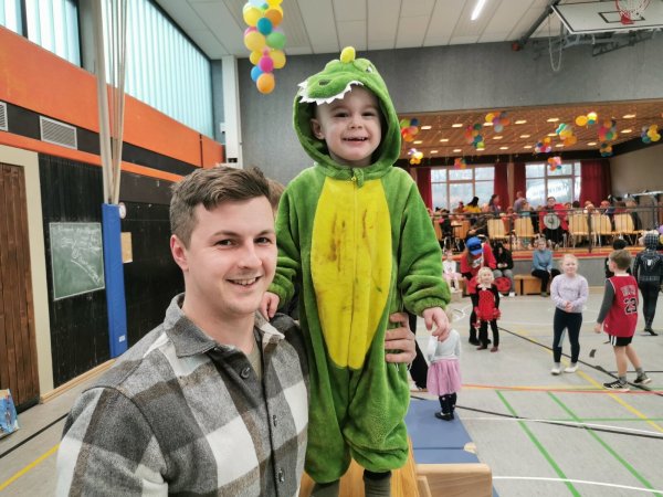 Viel Spaß beim Kinderkarneval des TBV Jahn Alverdissen haben Jörn und Sohn Maikel (3) Howind aus Alverdissen. - © Sylvia Frevert