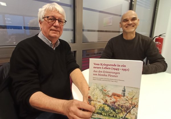 Mitherausgeber Jürgen Scheffler (links) und Designer Martin Emrich zeigen das Buch über Monika Plessner, die erste hauptamtliche Lemgoer VHS-Leiterin. - © Jens Rademacher