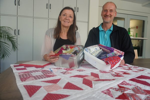 Holger Nickel, Leiter der Blomberger Einrichtung "Beratung und Treffpunkt" des SOS-Kinderdorfes, und seine Kollegin Beatrix Schröder, die für die Koordinierung des offenen Bereichs zuständig ist, gefällt das Werk des Kreativ-Gruppe sehr gut. Nicht nur die Handarbeitstechnik auch das Familienmodell "Patchwork" bedeute sehr viel Arbeit, wie der Familientherapeut weiß. - © Michaela Weiße