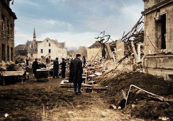 Dr. Hans Jacobs hat originale Schwarz-Weiß-Aufnahmen, die die Zerstörung in der Innenstadt Lage zeigen, mit KI coloriert. - © Fotorechte: Ralf Neuhauer