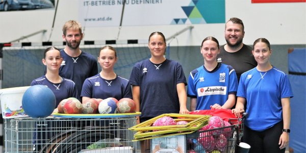 Die Arbeit beginnt bei den Nachwuchsteams der HSG Blomberg-Lippe mit (von links) Inken Vogel, Trainer Ruben Voßhans, Clara Leenen, Leni Ringelkamp, Line Pickert, Jugendkoordinator Timon Döring und Lisa Opitz. - © Oliver König
