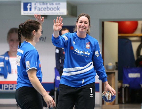 Zwei, die im Jahr 2014 gemeinsam für die HSG Blomberg-Lippe im Pokalfinale standen: Lisa Rajes (links) und Isabelle Jongenelen. - © Paul Cohen