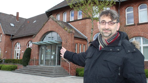 Stadtführer Klaus Schuler wird beim "Spaziergang durch die Jahrhunderte" den Bahnhof vorstellen. Für die Entwicklung der Stadt Lage ist er von besonderer Bedeutung. - © Sandra Castrup