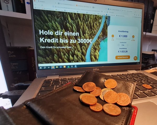 Wer nur noch ein paar Kröten hat, ist vielleicht geneigt, einen Kleinkredit schnell und unkompliziert aufzunehmen. Doch beispielsweise der Anbieter Ferratum versteckt die hohen Kosten in Gebühren, etwa für die sofortige Bereitstellung des Geldes. - © Marianne Schwarzer