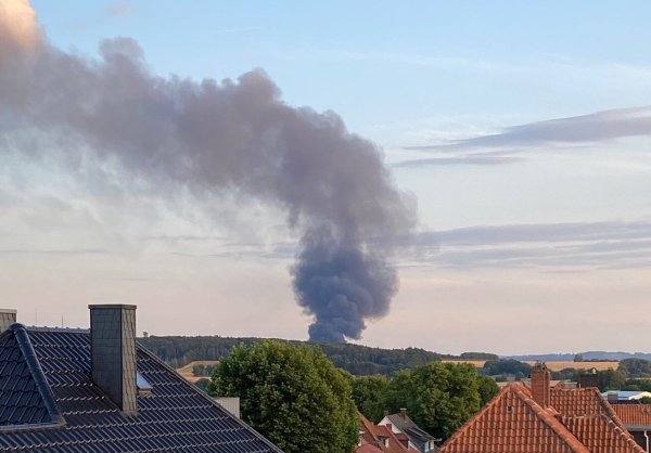 Von Blomberg aus ist die Rauchwolke eines Brands in der Papiermühle Steinheim gut zu sehen. - © Katja Wnendt