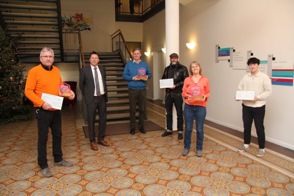 Bürgermeister Frank Hilker (Zweiter von links) mit den Vertretern der Preisträger: (von links) Ewald Gancer, Cord Brüning, André Sedlaczek, Birgit Reher und Moritz Thesmann. - © Jana Beckmann