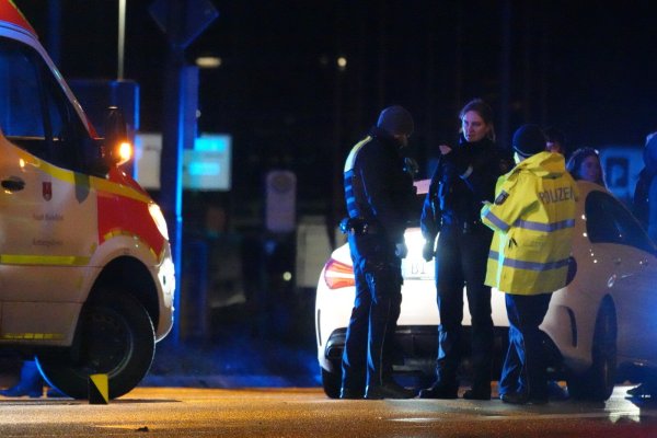 Die Polizei sichert Spuren des Unfalls auf dem Südring in Bielefeld. - © Paul Brinkmann