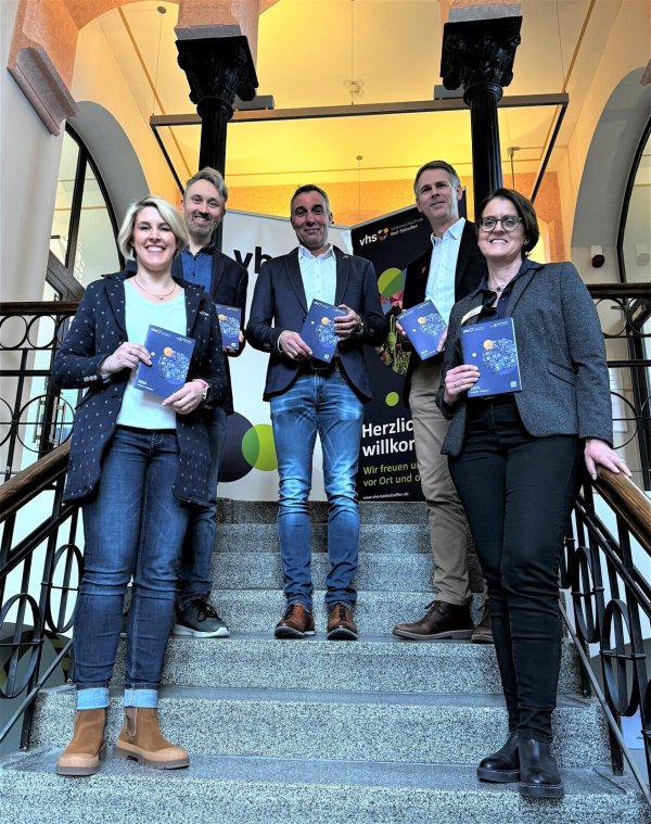 Europa im Fokus: Die Volkshochschulleitung stellt gemeinsam mit Sponsoren und Vetretern der Stadt Bad Salzuflen das neue Programm vor. - © VHS Bad Salzuflen