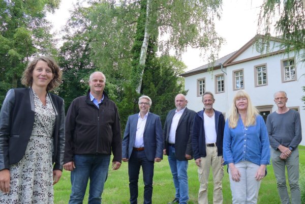 Die Kandidaten der Reserveliste auf den ersten sieben Plätzen sind (von links) Dr. Inga Kretzschmar (Platz 1), Werner Maas (Platz 2), Peter Kersten (Platz 5), Werner Loke (Platz 6), Heiner Gerken (Platz 4), Brigit Gerken-Feldmann (Platz 3), Moritz Ilemann (Platz 7).  - © Bündnis 90/Die Grünen OV Schieder-Schwalenberg